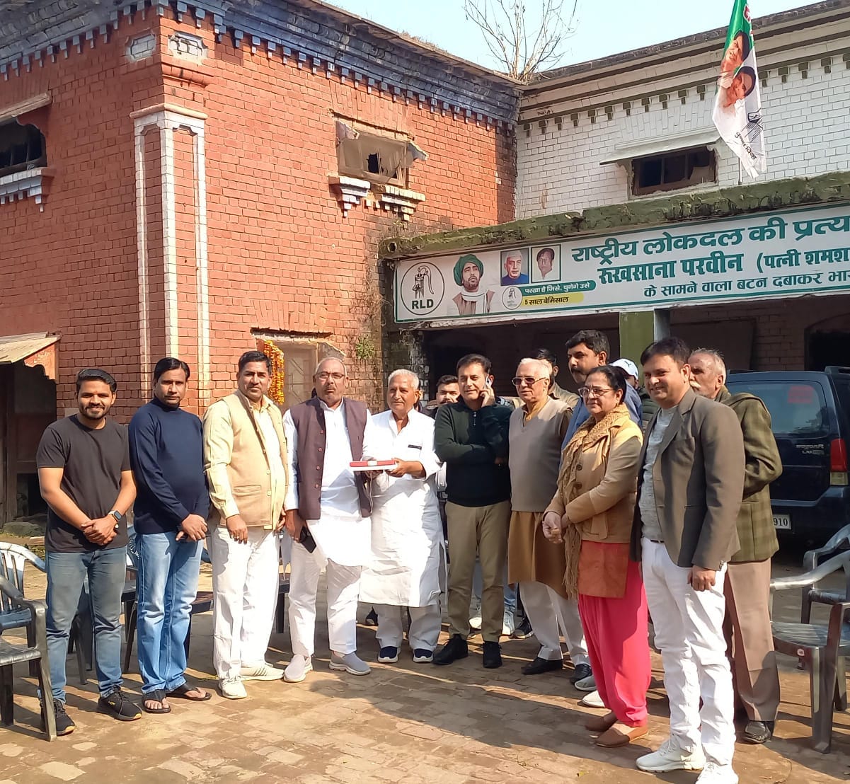 Ch Charan singh supporters celebrats in West UP, BJP-RLD and farmer leaders distributed sweetsin Bijnor