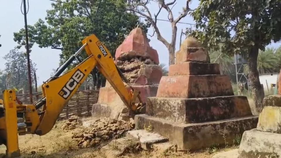 नक्सली स्मारक पर चला बुलडोजर
