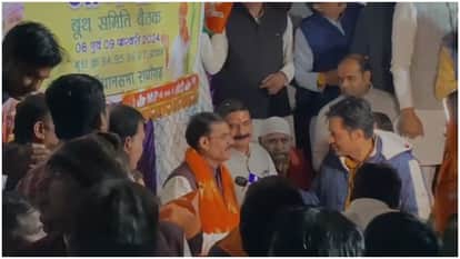 BJP Gaon Chalo campaign BJP MP President BD Sharma meeting with workers in Aavan village of Guna