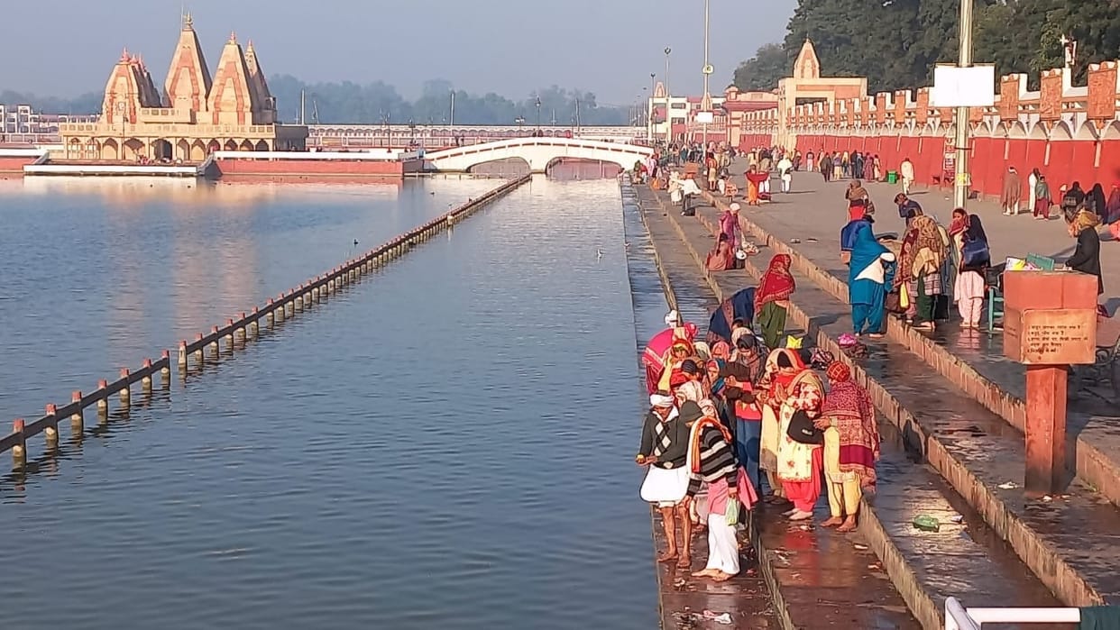 Hundreds of devotees took a dip of faith in Brahma Sarovar on Mauni Amavasya in Kurukshetra