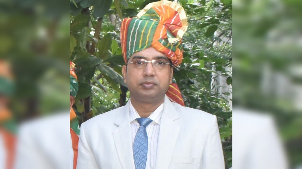 MP News: Judge suffered heart attack while playing badminton, doctors declared him dead in Jhansi