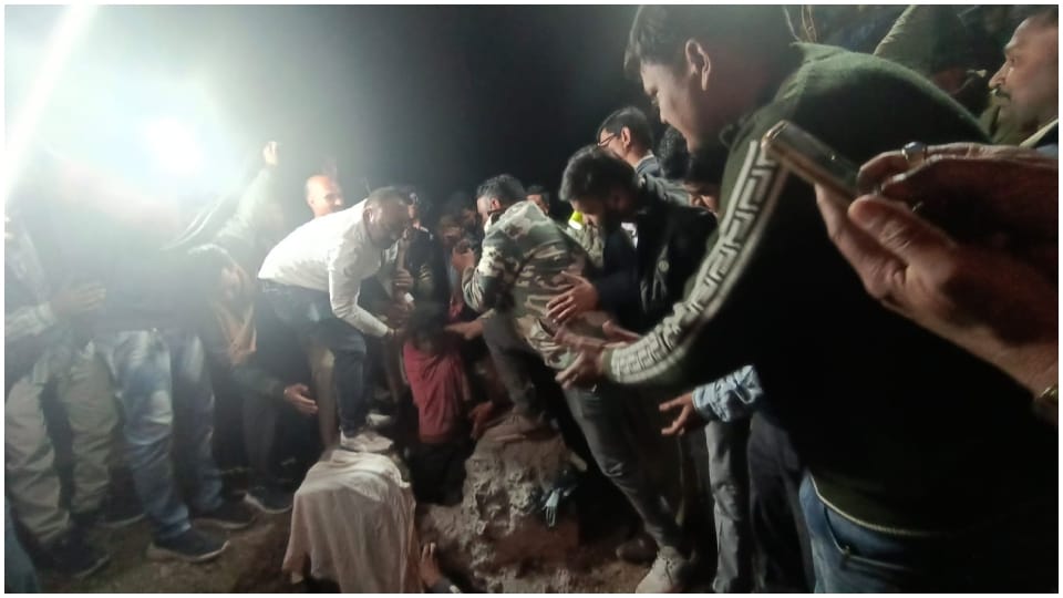 Girl fell into four feet deep pit dug for burying pole in the Sagar