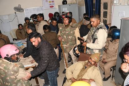 Haldwani Violence: सड़क पर पत्थर, खून और बदहवासी...चिल्लाने और बचाने की आवाजें, बवाल की भयावह तस्वीर आई सामने Haldwani Violence: Horrific scene on the streets everyone from police to journalists and common people injured