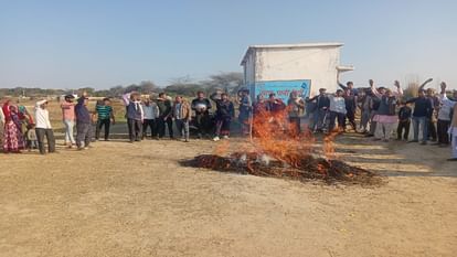 Hathras News: बदहाल सड़क पर विरोध तेज, जनप्रतिनिधियों के पुतले फूंके, अनिश्चितकालीन धरना शुरू Effigies of public representatives burnt on the bad road