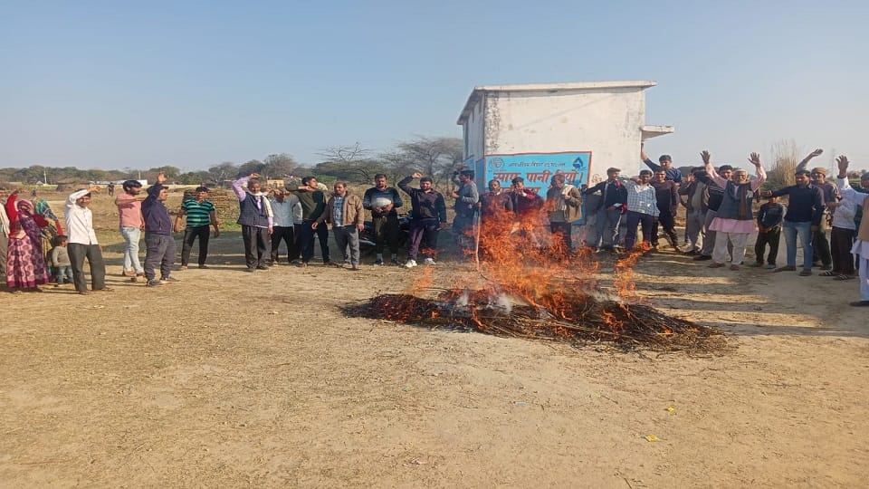 Effigies of public representatives burnt on the bad road