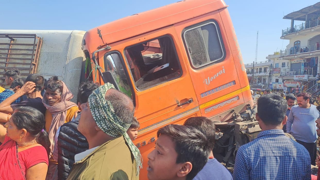 Kaimur: speeding trailer hits passenger bus parked on Pusauli NH 2; More than 10 people injured, 3 referred