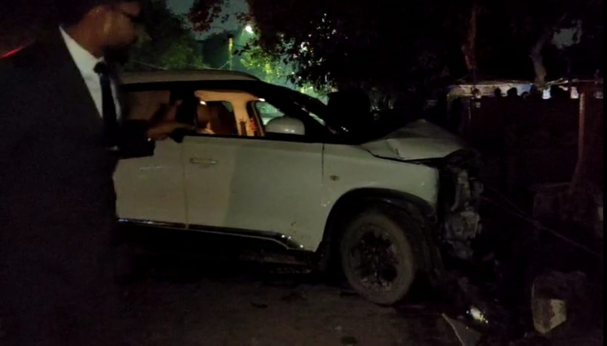 A minor ran the car, a sculptor sleeping on a cot got trapped in the bonnet, death, people caught two minors