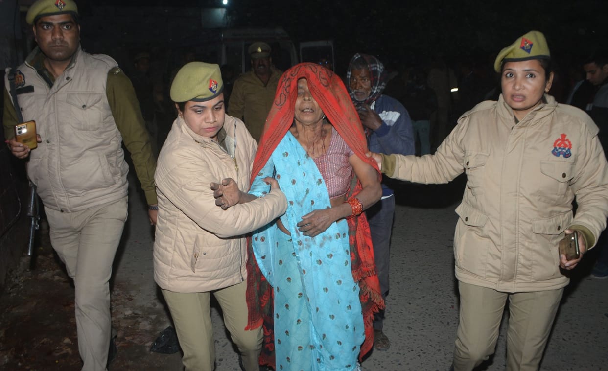 Tragic road accident in Hardoi, tractor trolley full of devotees overturned, two died and 23 seriously injured