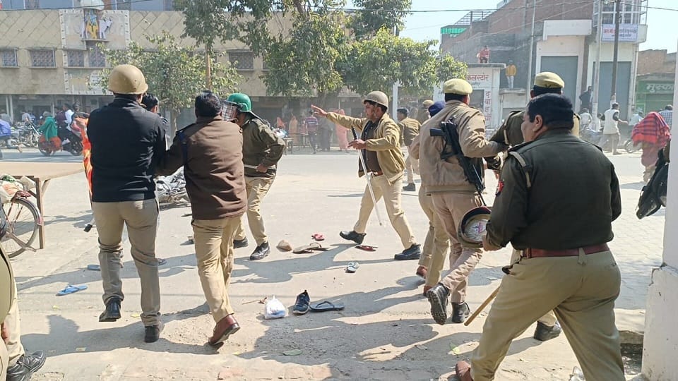 Kasganj News Youth attempted Suicide in Police Custody people surrounded Police station and pelted stones