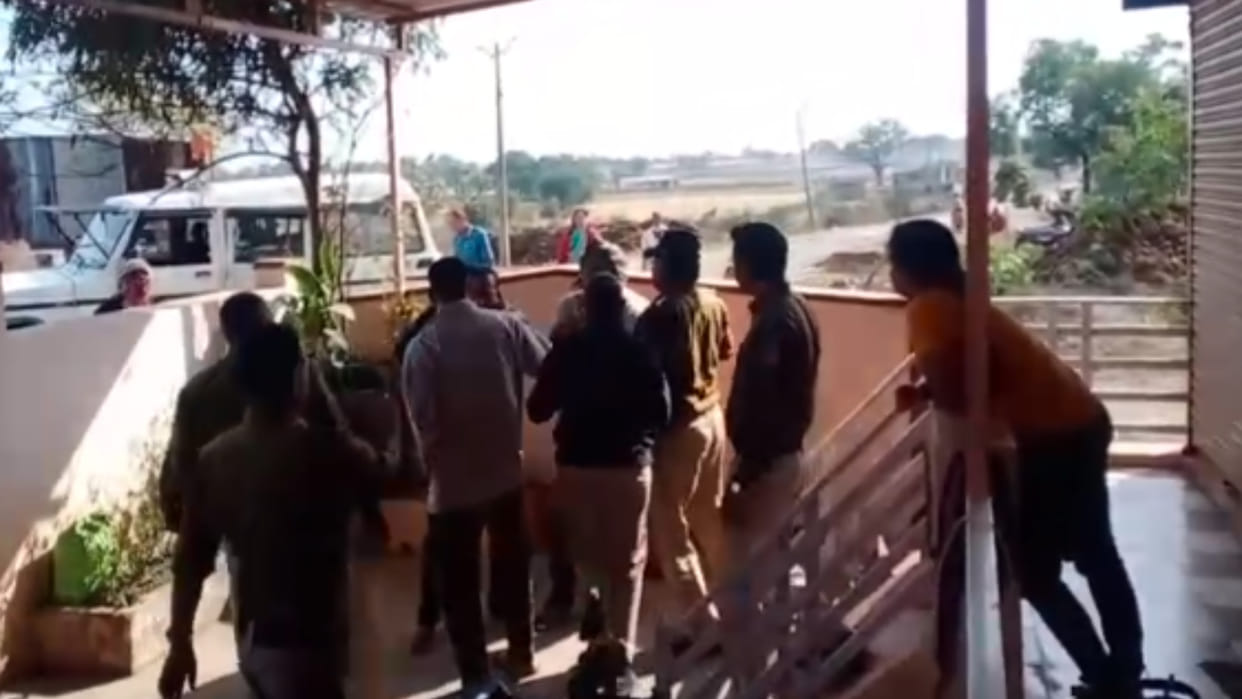 Khandwa: JP member was gambling and betting with her husband and family