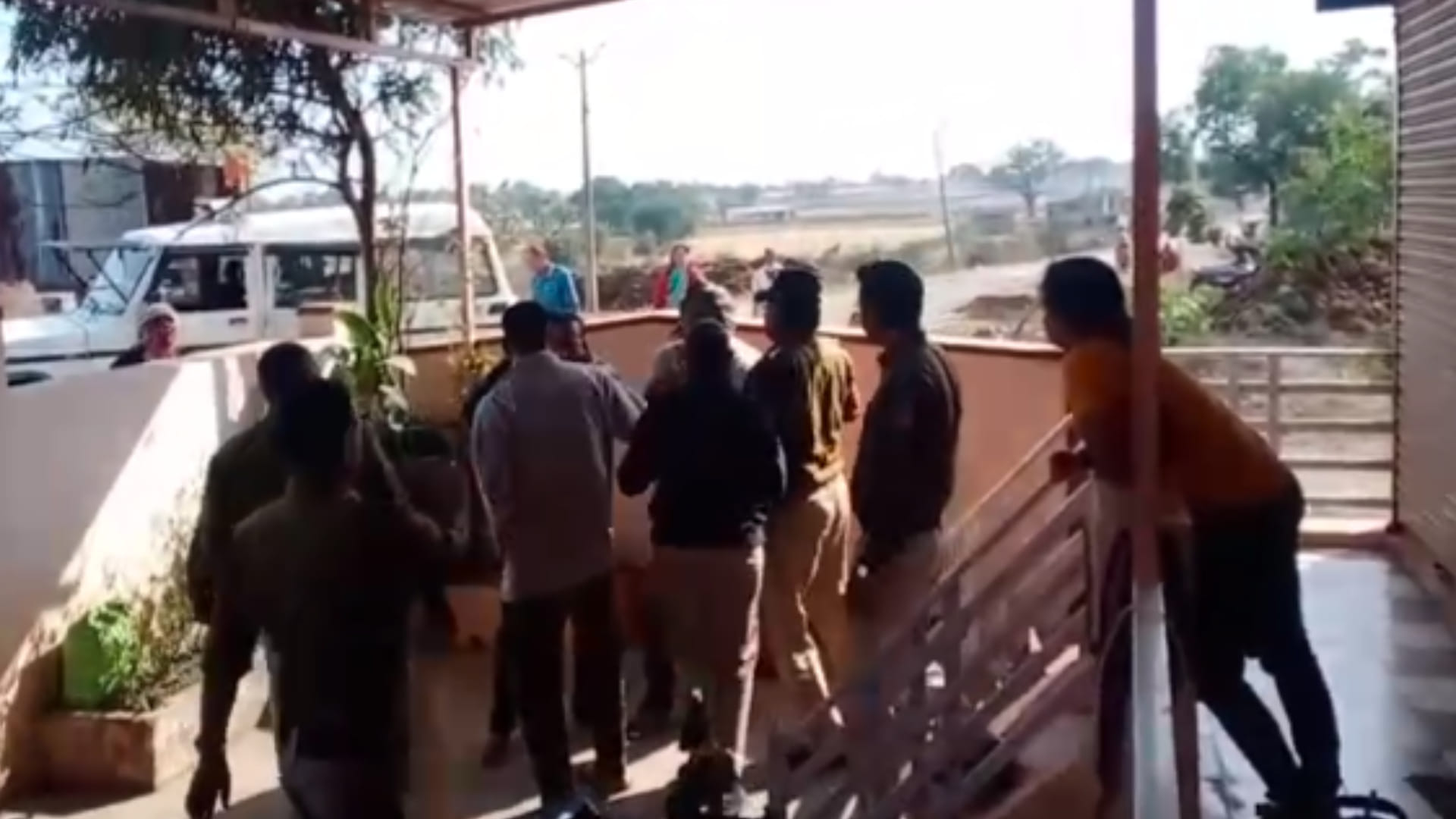 खंडवा में जपं सदस्य के घर से पकड़े गए जुआरी।