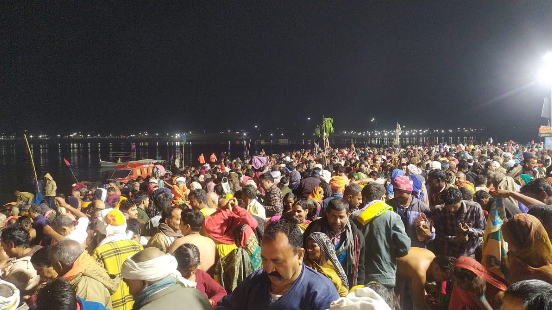 Mauni Amavasya: Tide of faith rises at Sangam, more than two lakh devotees are estimated to take a dip