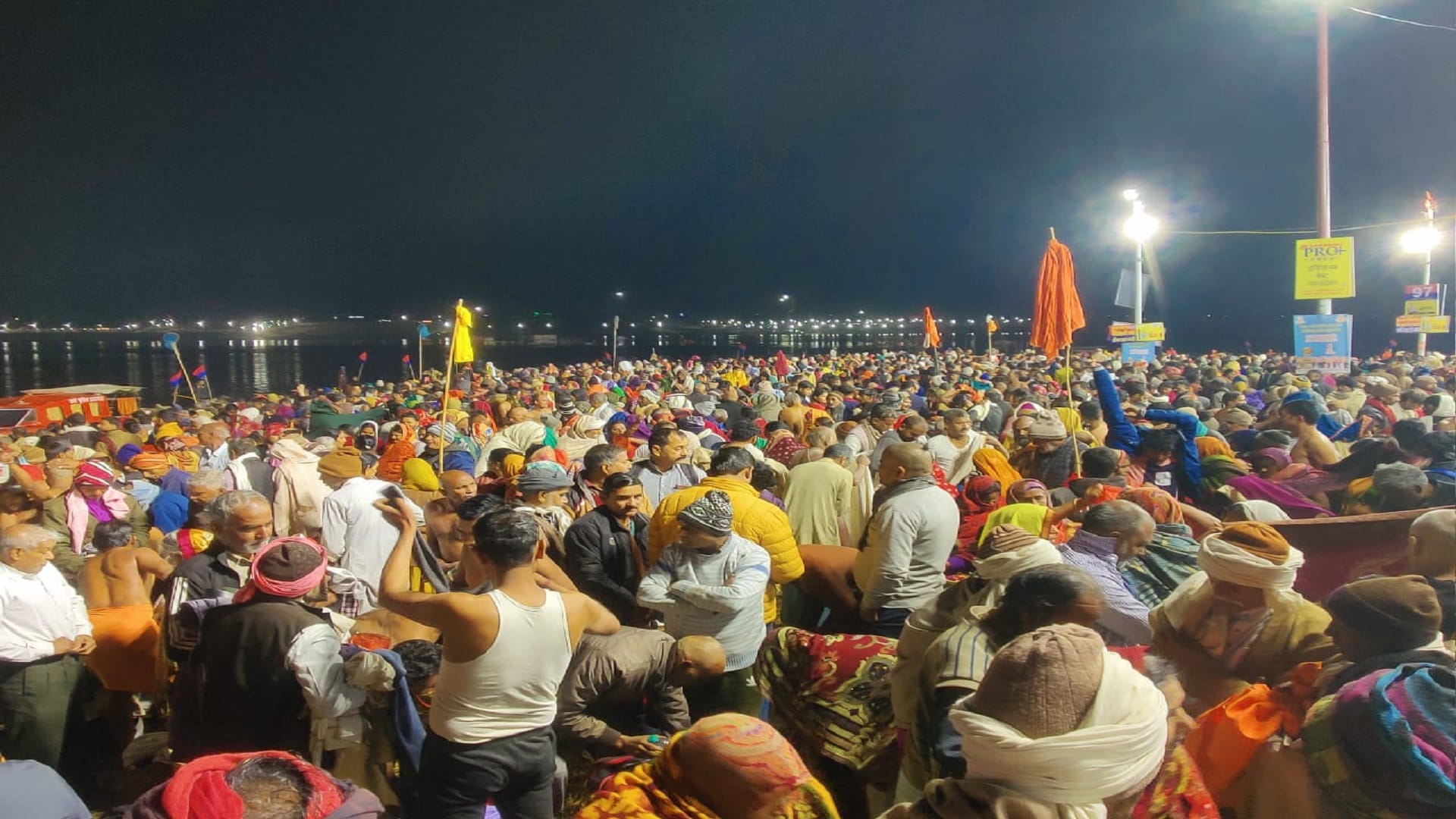 Mauni Amavasya: Tide of faith rises at Sangam, more than two lakh devotees are estimated to take a dip