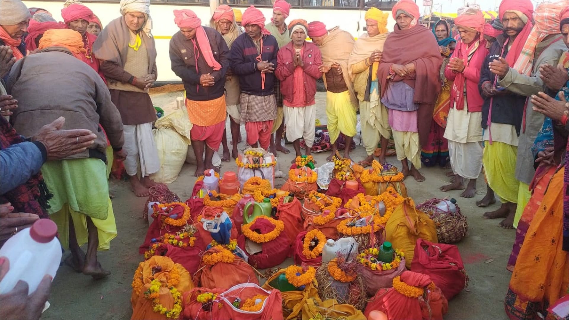 Mauni Amavasya: Tide of faith rises at Sangam, more than two lakh devotees are estimated to take a dip