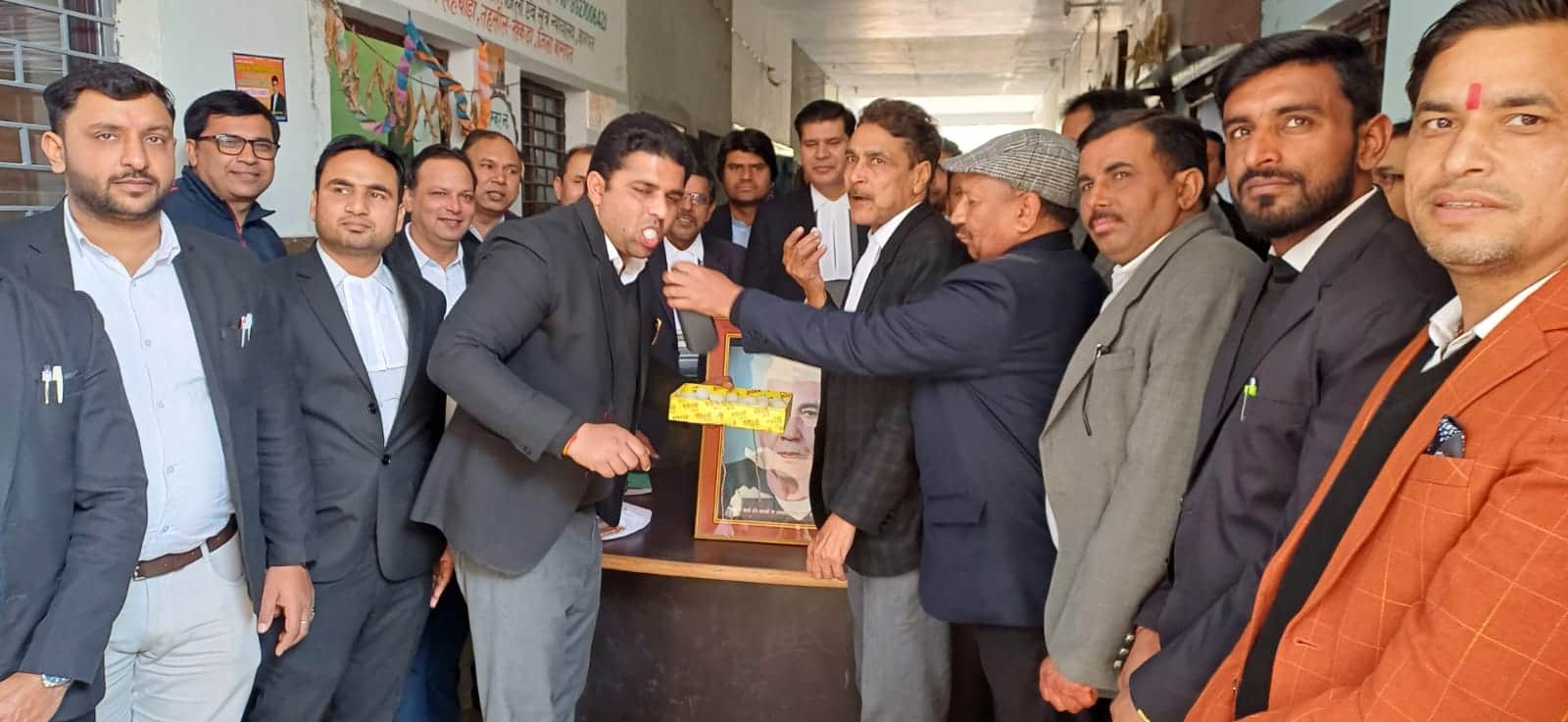 मिठाई खिलाते वकील