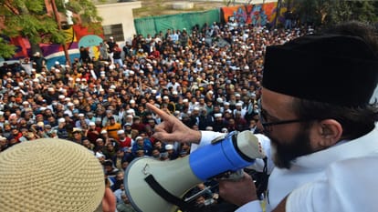 बरेली बवाल: भड़काऊ बयान मामले में मौलाना तौकीर रजा पर दर्ज हो सकती है रिपोर्ट, 30 लोगों पर कार्रवाई की तैयारी FIR may be lodged against Maulana Tauqeer Raza for inflammatory statement case in Bareilly