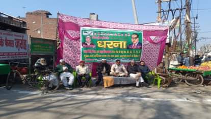 धरने पर बैठे पार्षद।