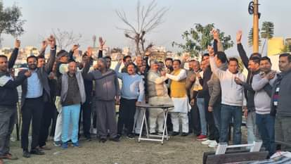 जश्न मनाते किसान।