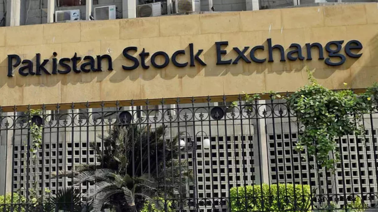 Pakistan Stock Exchange plunges 1,700 points amid election result uncertainty