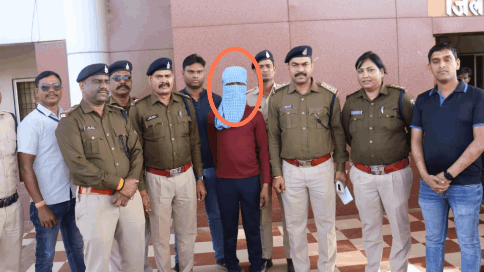 पुलिस की गिरफ्त में आरोपी पति