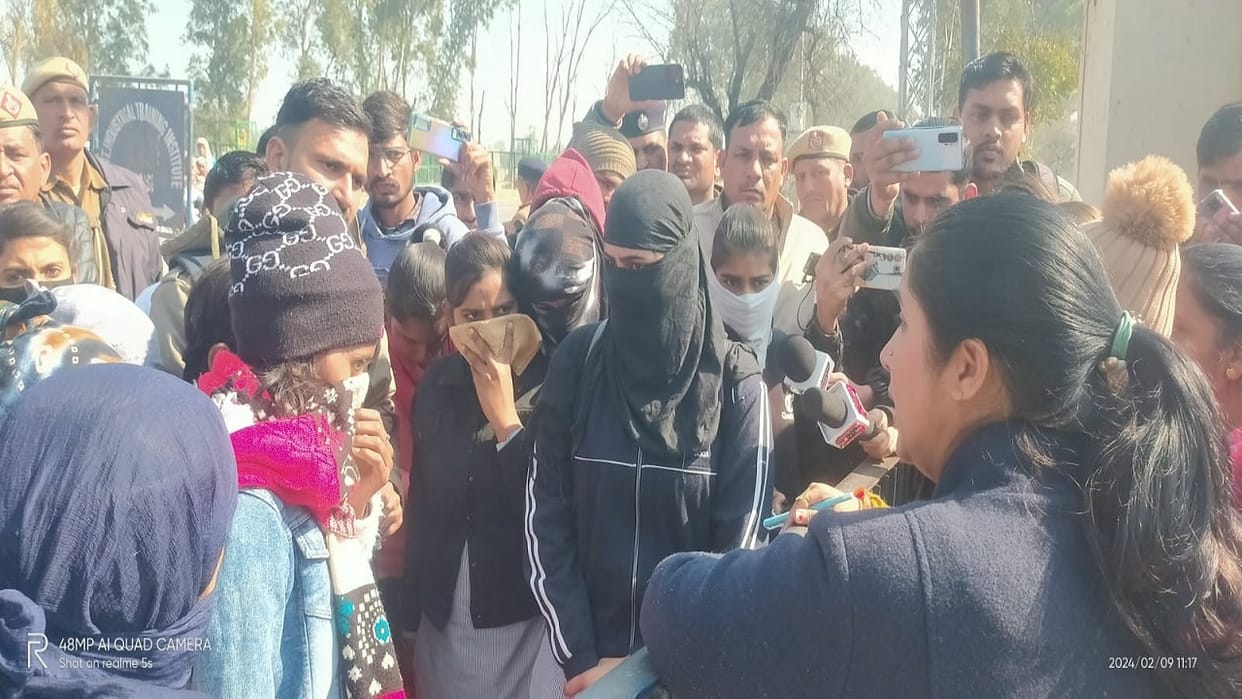 Girls ITI students create ruckus in Hansi, Main gate locked, principal accused of assault