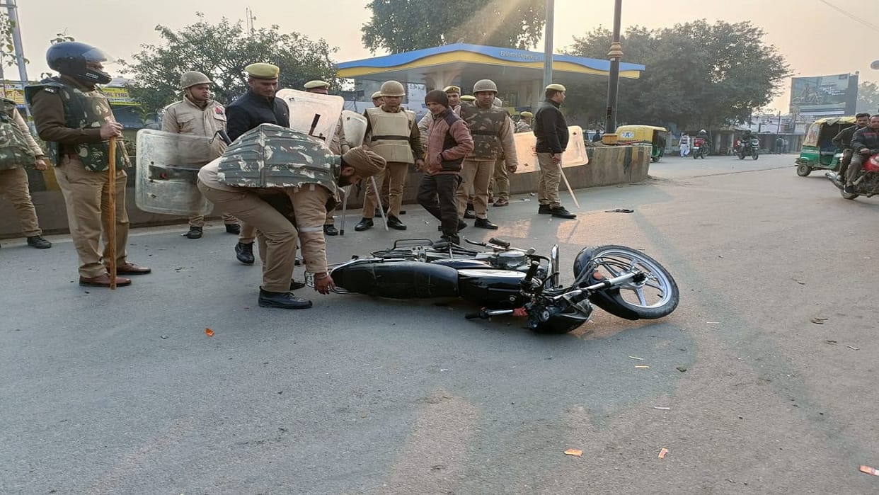 Panic spread due to stone pelting after maulana tauqeer raza protest in Bareilly