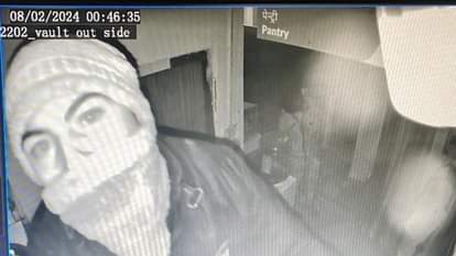 कैमरे में कैद चोर।