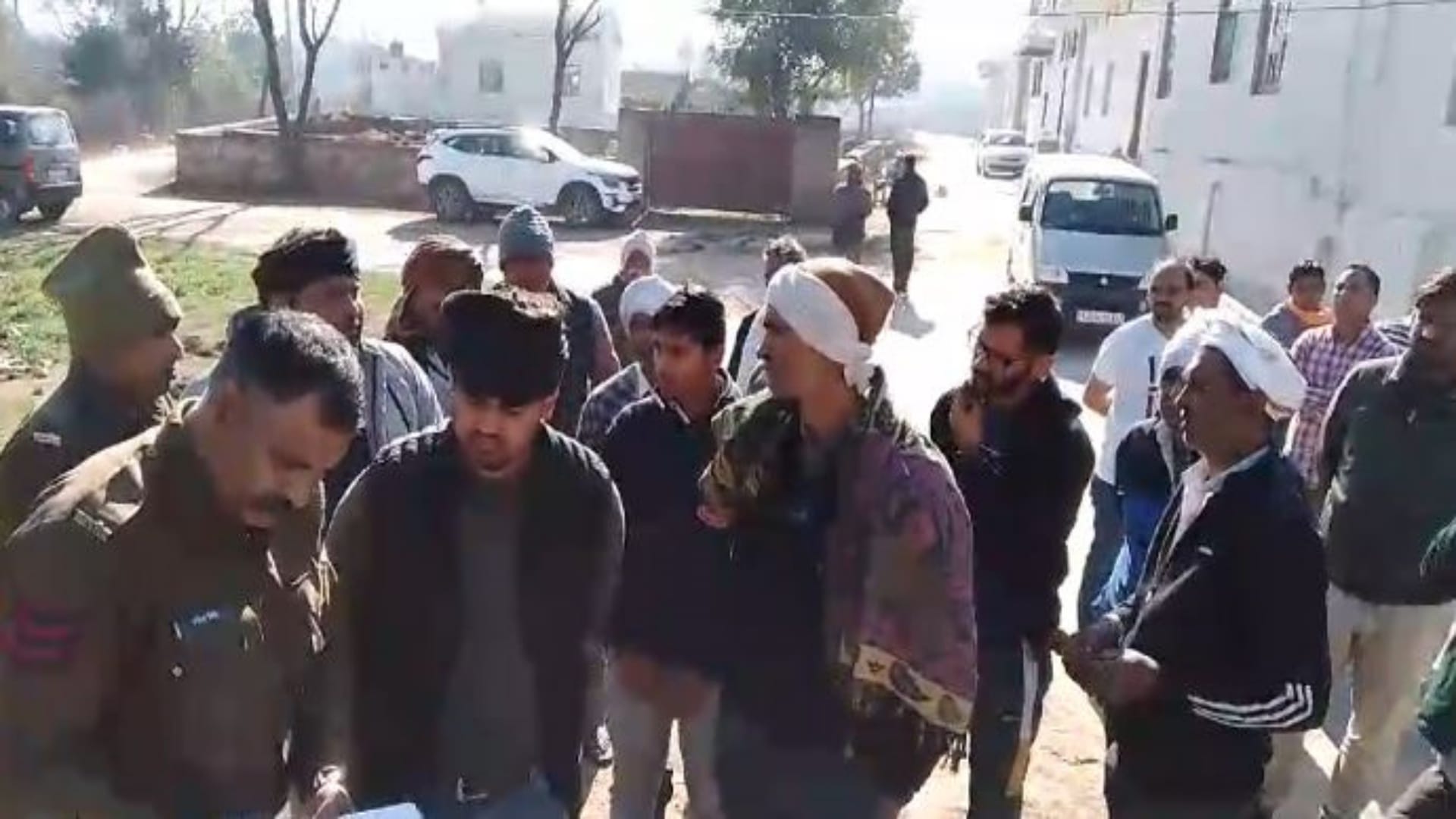 पुलिस और मृतक के परिजन