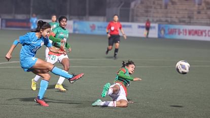 SAFF U-19 Women's Championship: भारत की जीत पर बिफरे बांग्लादेशी फैंस ने मचाया हंगामा, टीम पर की पत्थरबाजी Bangladeshi fans upset over India win in SAFF U-19 Women Championship, pelted stones at team, decision changed