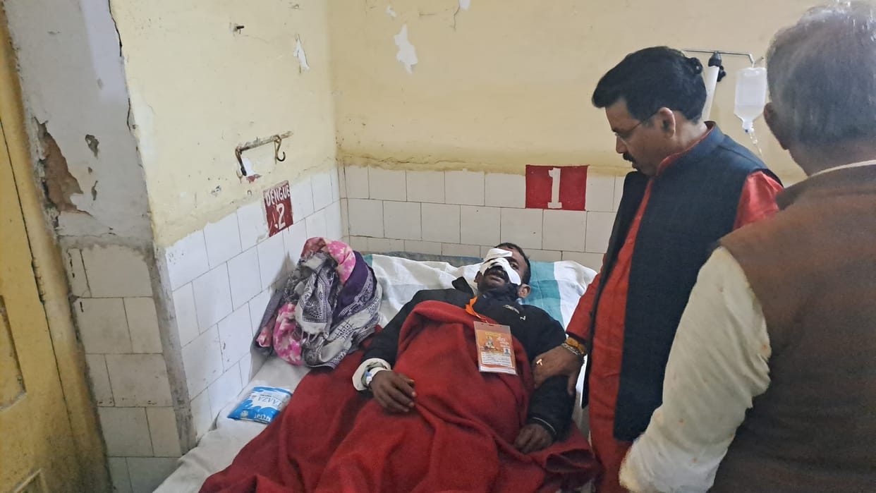 Sitapur News: Bus of devotees returning from Ayodhya collides with truck, 45 passengers injured, six seriously