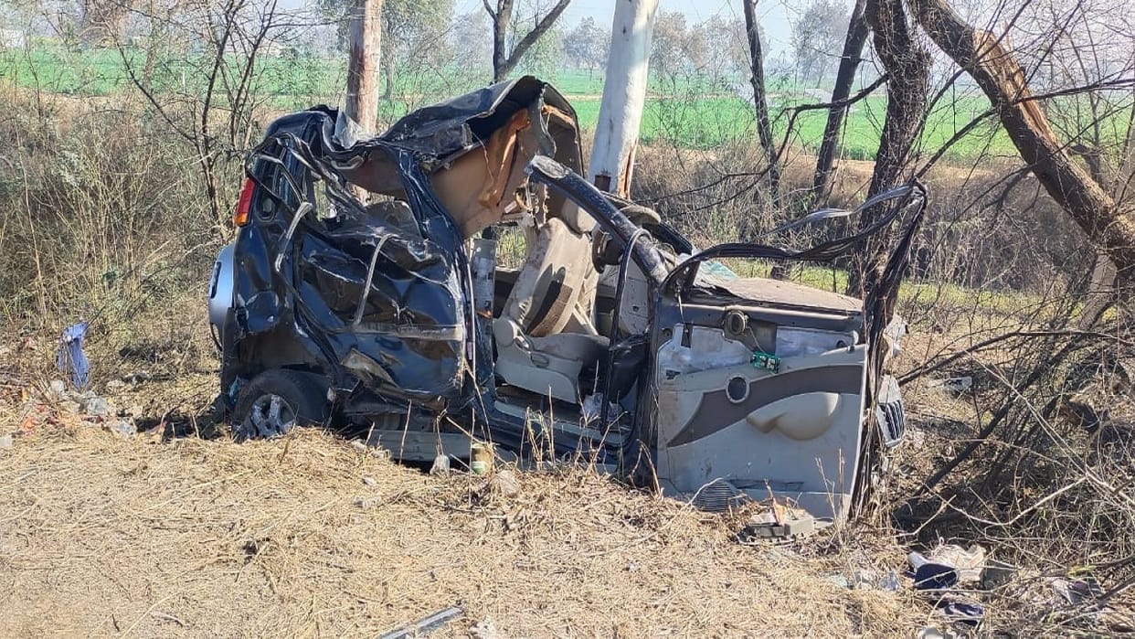 Car collides with tree in Hisar, Three including JE killed and three injured, all gone to Dhigawa Mandi