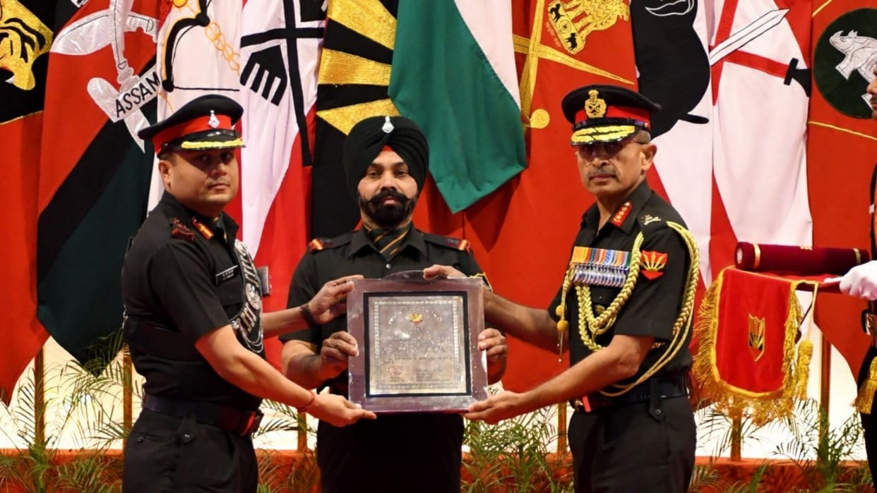 Eastern Army Commander felicitates bravehearts at Investiture Ceremony