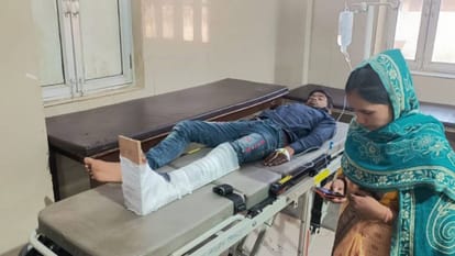 Mainpuri: स्कूल का छज्जा गिरा, मलबे में दबकर टूट गई छात्र के पैर की हड्डी; मेडिकल कॉलेज रेफर student leg was broken after being buried under debris after balcony of school collapsed In Mainpuri