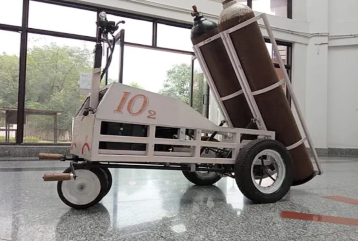Achievement: Patent of NIT student's automatic oxygen cylinder trolley approved
