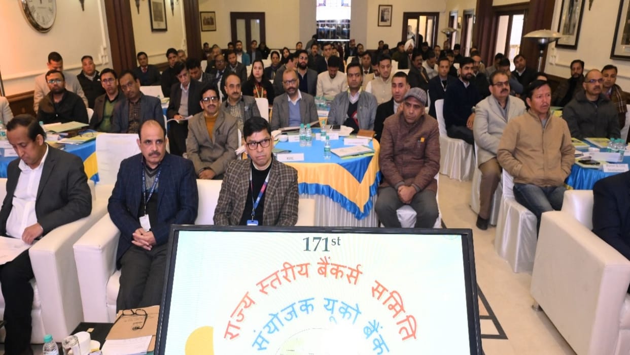 Himachal Private banks lag behind in implementing government schemes, Special Secretary Finance scolded in the