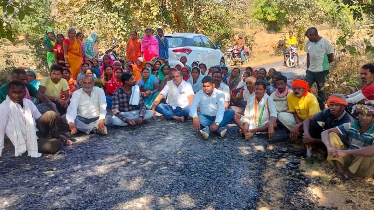 सड़क निर्माण में भ्रष्टाचार: कार्रवाई की मांग को लेकर सड़क पर बैठे जनप्रतिनिधि, सब इंजीनियर पर लगाया आरोप