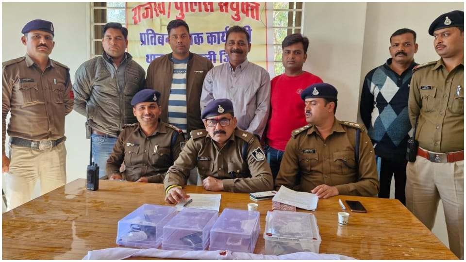 Damoh police arrested four accused with illegal weapons