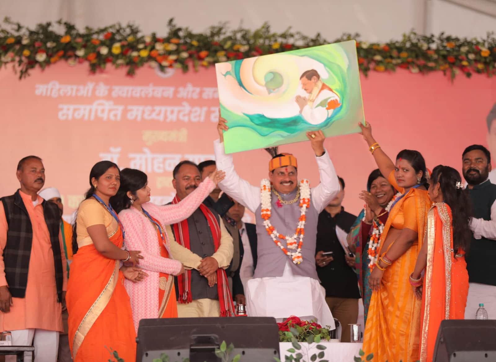 मंडला में लाड़ली बहनों ने डॉ. मोहन यादव की तस्वीर उन्हें सौंपी।