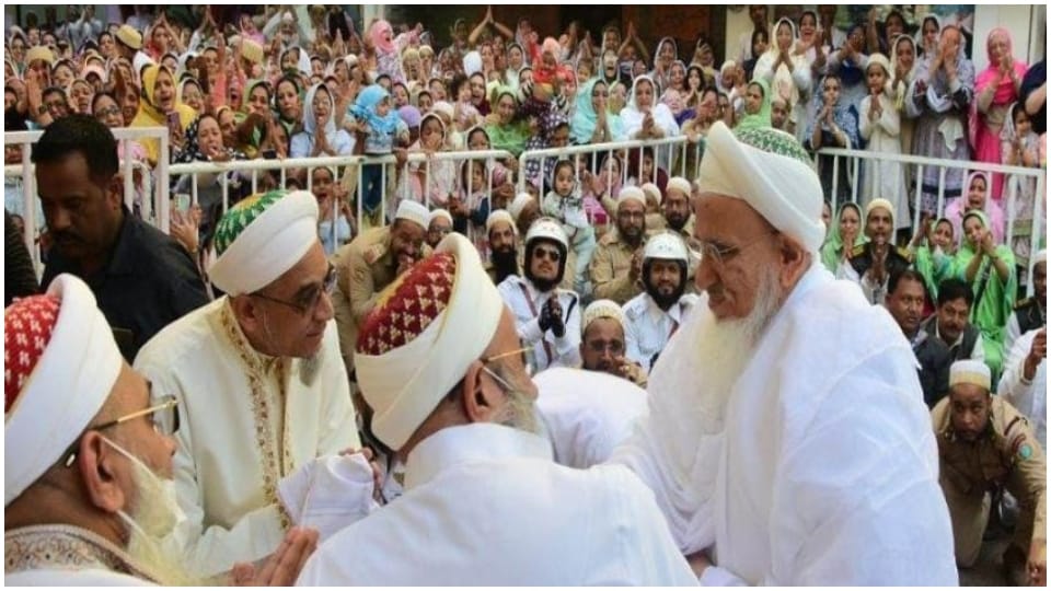 Dr. Syedna Mufaddal Saifuddin Sahib arrived in Ujjain to visit the Dargah of Hasanji Badshah.