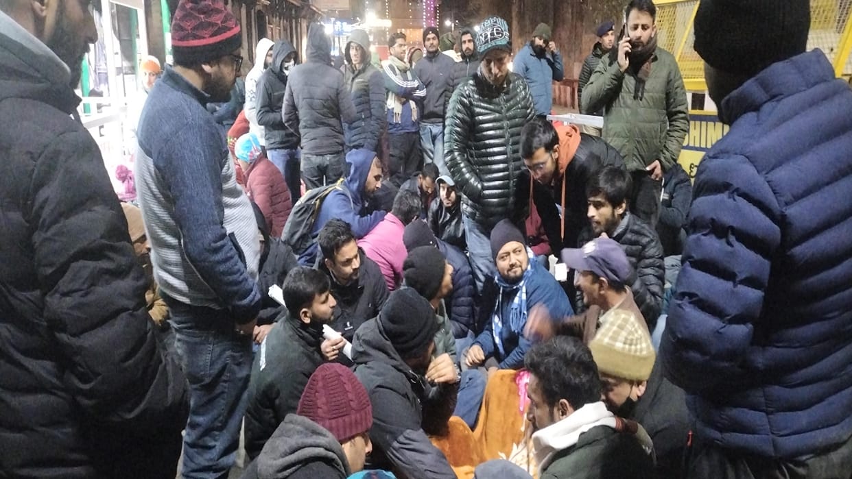 Candidates remained standing outside the secretariat throughout the night in severe cold.