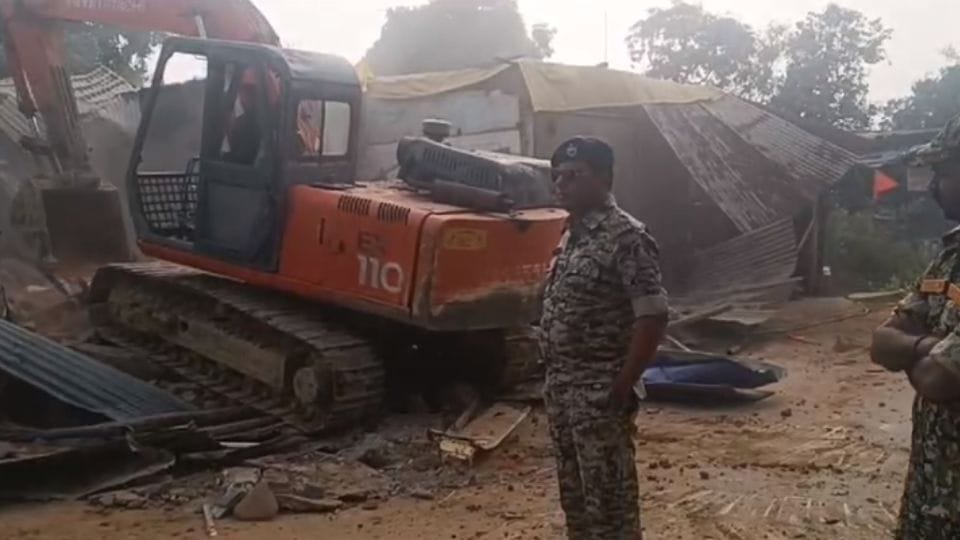 administration demolished illegal encroachment of Congress leader Somen Mandal in Kanker