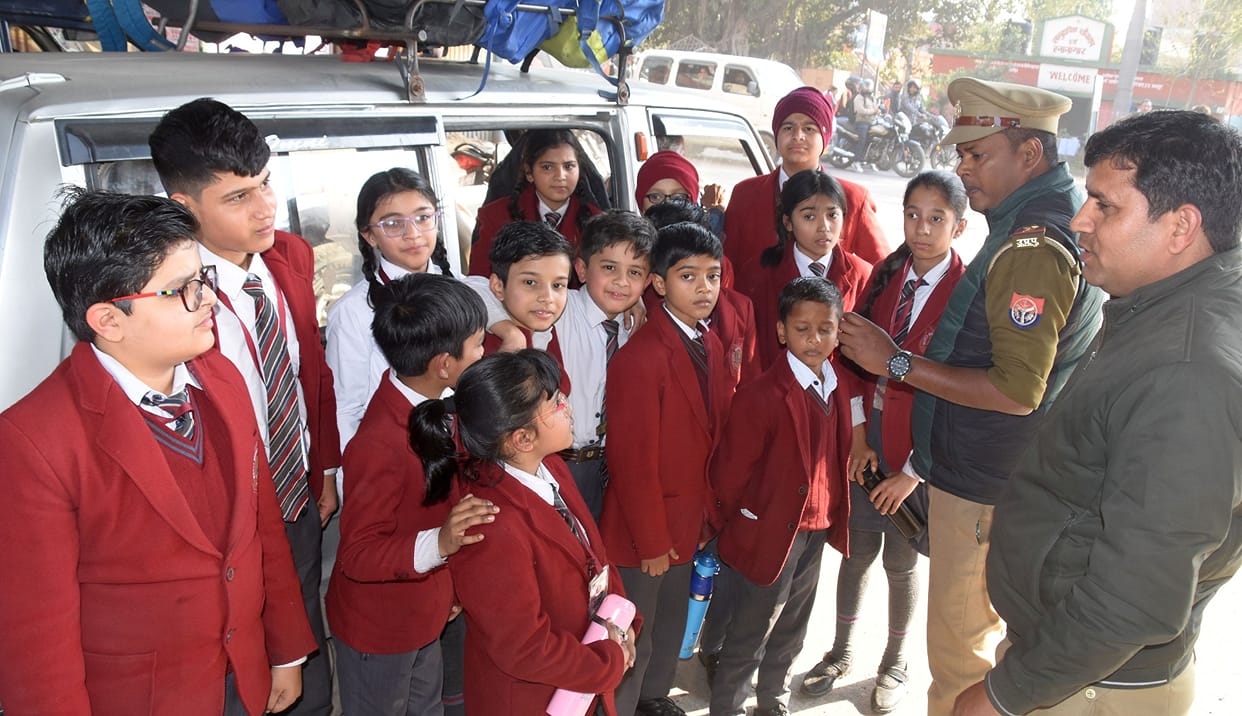 Van driver found drunk, Children were full like straw, challan issued for nine vehicles, three seized