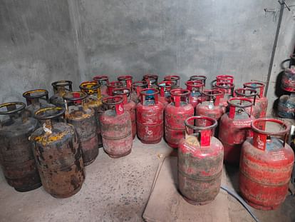 Indore News: Illegal refilling factory was running in Khajrana area, 129 gas cylinders seized.