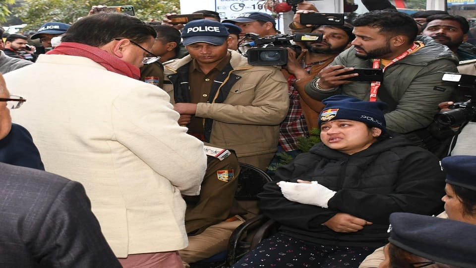 Haldwani violence Today: injured woman police personnel told aap beeti of Haldwani violence