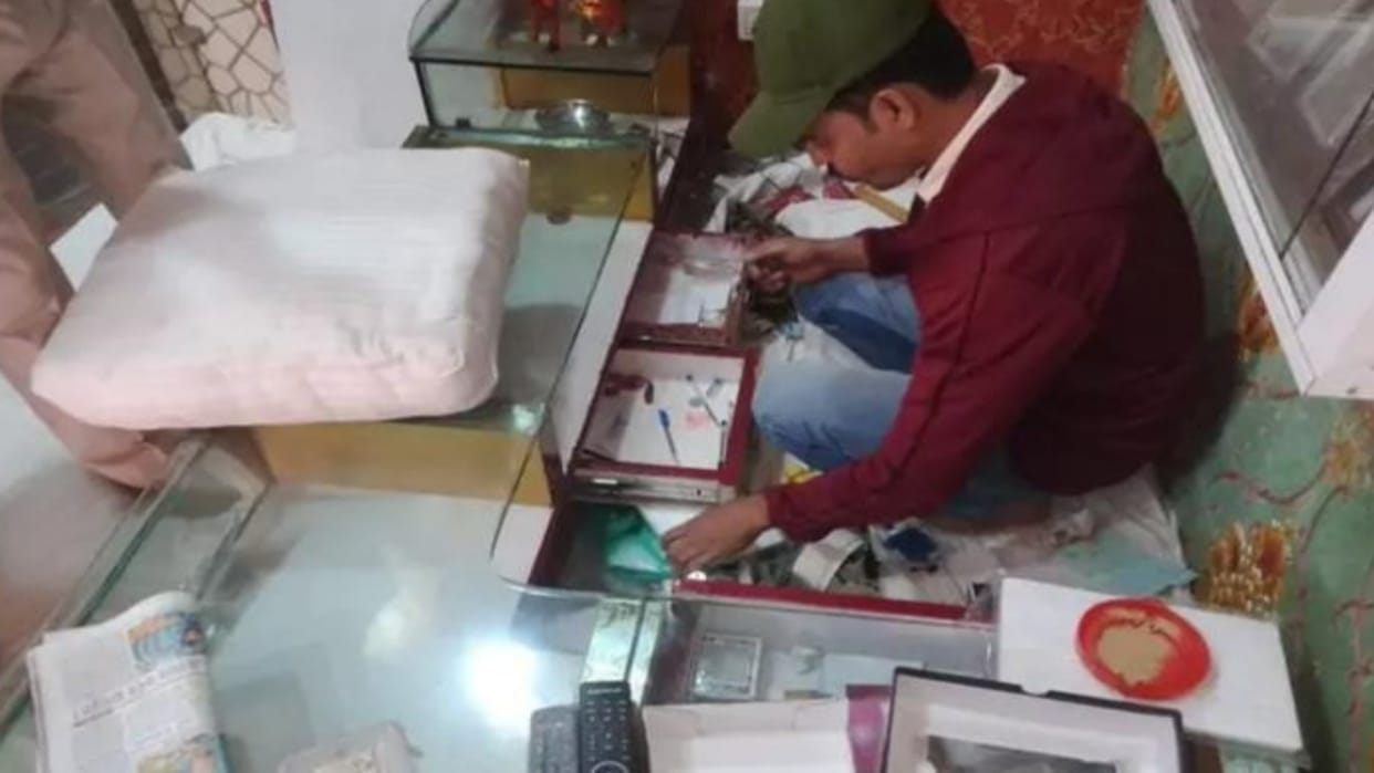Ratlam News Jewelery worth four lakhs and Rs 25 thousand cash stolen from jewelery shop