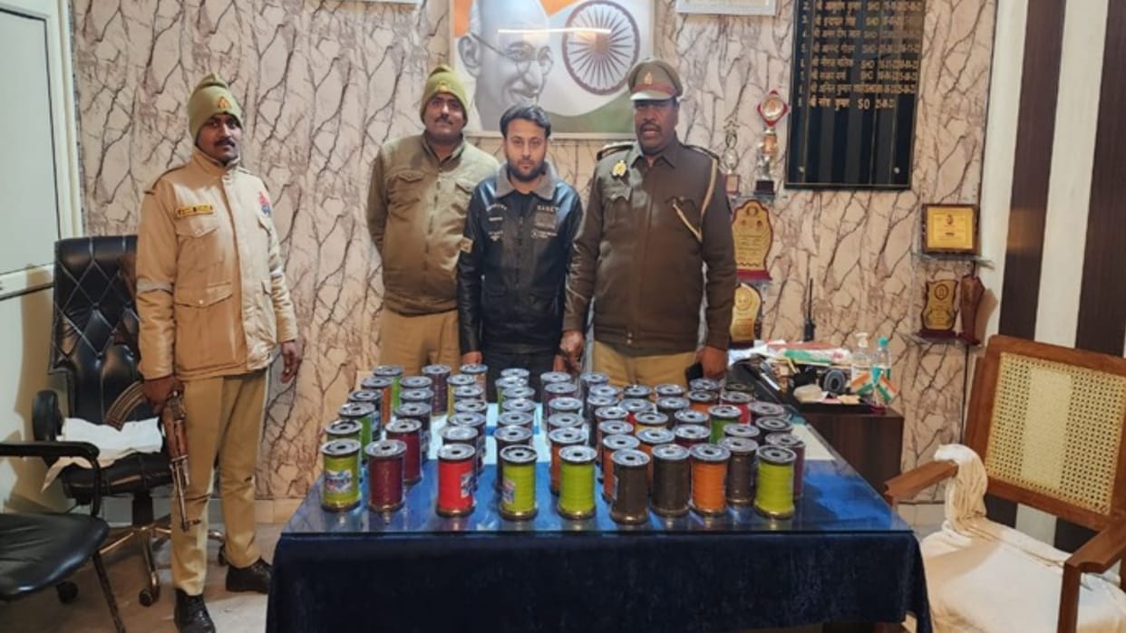 Police arrested accused youth with china manjha before Basant Panchami in Meerut