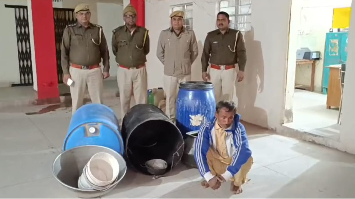 Police raided mini factory of Hathkadh liquor
