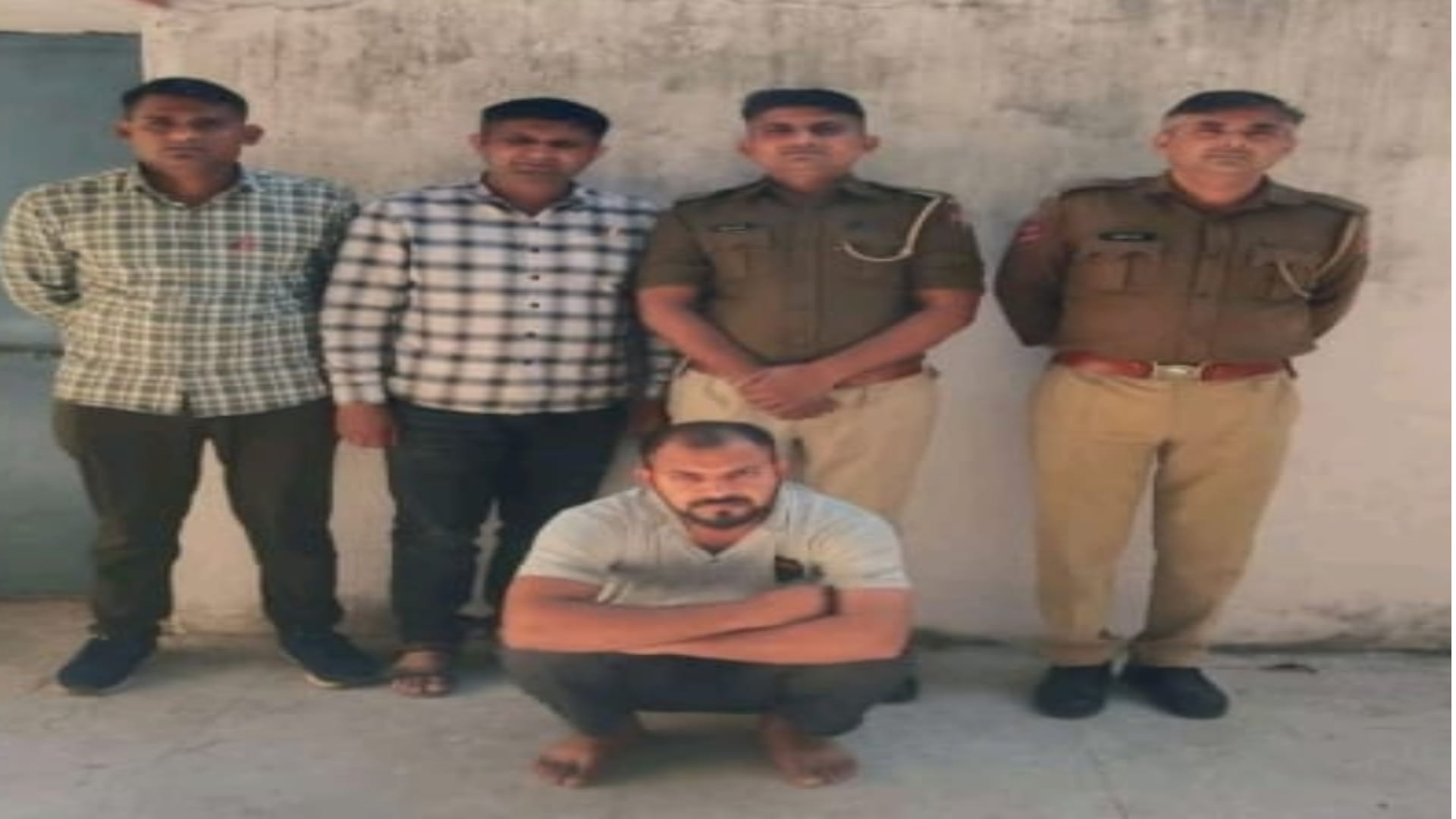 पुलिस की गिरफ्त में आरोपी
