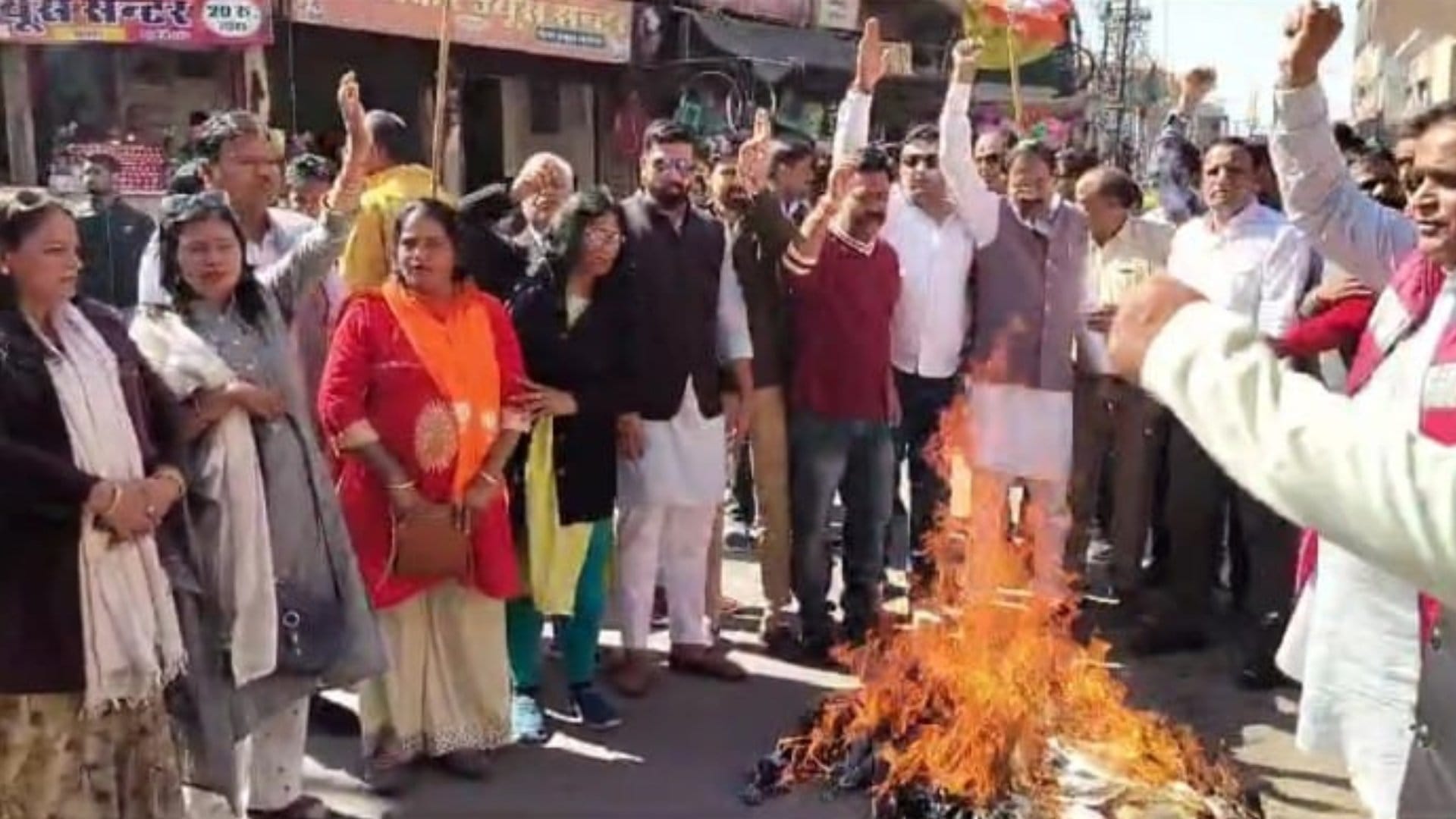 प्रदर्शन करते भाजपा कार्यकर्ता