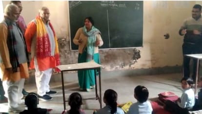 महात्मा गांधी इंग्लिश मीडियम स्कूल पहुंचे शिक्षामंत्री